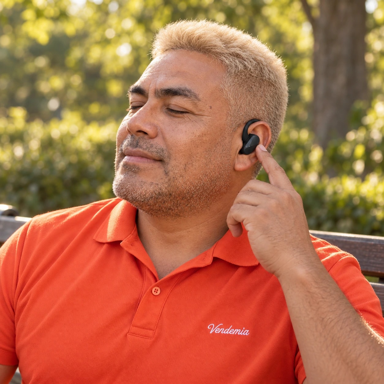 Lucho disfrutando música con audífonos deportivos XT80