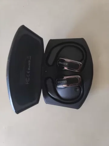 Estuche ERAZER abierto con auriculares